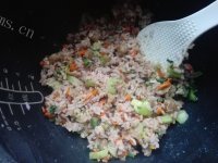 营养可口的蔬菜鲜肉炒饭做法图解7)
