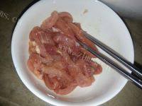 味道不错的荷兰豆炒肉做法图解2)