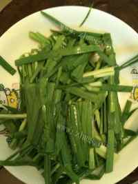 色味俱佳的韭菜炒虾做法图解3)