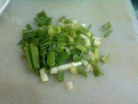 易做的腊肉炒豆角做法图解2)