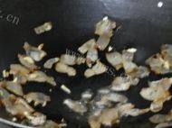诱人的腊肉炒芥兰做法图解4)