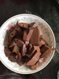 好吃的清炒鸭血做法图解2)