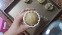 自制蛋黄莲蓉月饼做法图解13)