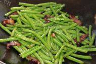 腊肉炒豆角做法图解5)