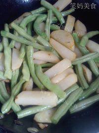 家常菜芸豆烧土豆做法图解8)