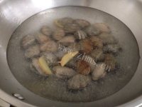 美味的花蛤豆腐汤做法图解2)