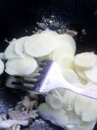 家常菜辣白菜炒土豆片做法图解7)