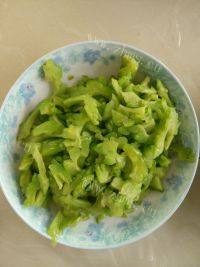 家常菜青椒炒苦瓜做法图解6)