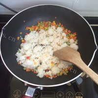 独特的酱油炒饭做法图解6)