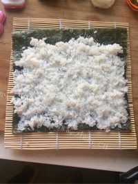 美味的肉松卷寿司做法图解7)