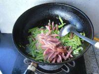 家常菜香肠炒芹菜做法图解8)