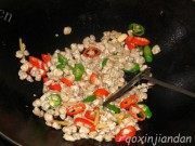 家常菜韭菜炒蚬肉做法图解3)