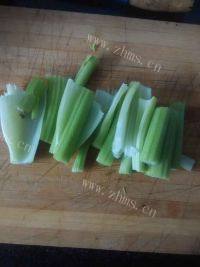 家常菜西芹炒肉丝做法图解2)