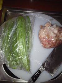 苦瓜肉汤做法图解1)