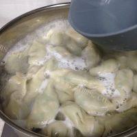 自制猪肉韭菜水饺做法图解18)