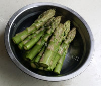 美味的芦笋培根卷做法图解2)