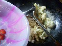 家常菜五花肉炒花菜做法图解8)