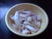 美味的荷兰豆炒鲜鱿做法图解4)