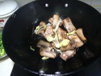美味营养的糖醋排骨做法图解4)