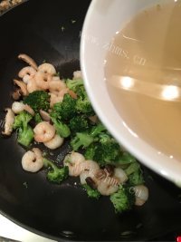 好吃的虾仁西兰花炒蘑菇做法图解11)