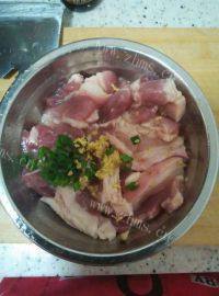 美味的红薯粉蒸肉做法图解3)