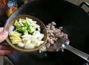家常菜豆干肉丁炒毛豆做法图解5)