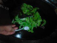 家常菜瘦肉炒苦瓜做法图解4)