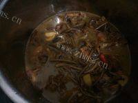 美味的茶树菇炖鸡汤做法图解17)