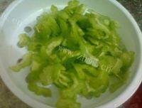 外婆做的苦瓜炒肉片做法图解4)