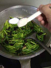 营养丰富的蒜薹炒肉做法图解9)