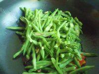 自制四季豆炒肉丝做法图解7)