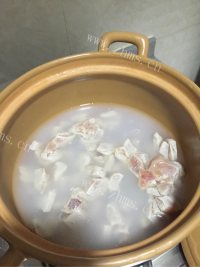 美味的苹果雪梨瘦肉汤做法图解2)