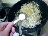 家常韭菜炒绿豆芽做法图解3)