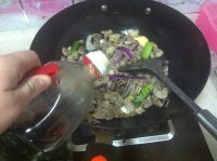美味的砂锅牛肉煲做法图解6)