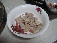 家常菜芹菜木耳炒肉做法图解3)