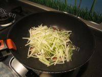 家常菜芹菜炒腊肉做法图解6)