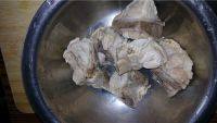 美味的冬瓜绿豆腔骨汤做法图解2)