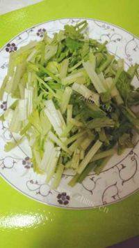 家常菜芹菜鱿鱼做法图解1)