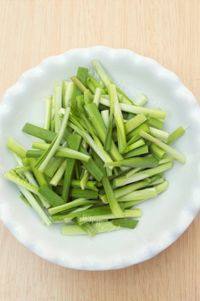 家常菜藜蒿炒腊肉做法图解3)