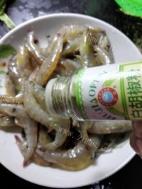 美味的蒜蓉虾做法图解6)