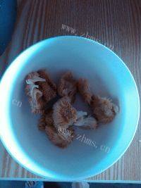 养生的猴头菇鸡汤做法图解3)