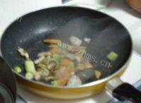 美味的茭白炒肉做法图解2)