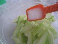 家常菜凉拌瓜皮做法图解3)