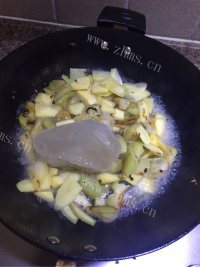 香气浓郁的茄子土豆泥做法图解4)