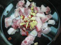 美味的洋葱烧排骨做法图解1)
