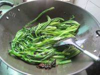 家常菜豆豉鲮鱼炒油麦菜做法图解5)