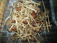 肉炒茶树菇做法图解1)