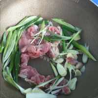 家常菜芹菜炒豆皮做法图解4)