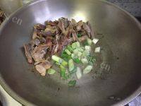 家常菜青椒炒腊肉做法图解5)