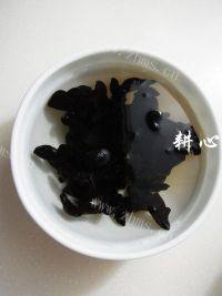 营养黑木耳炒大白菜梗做法图解2)